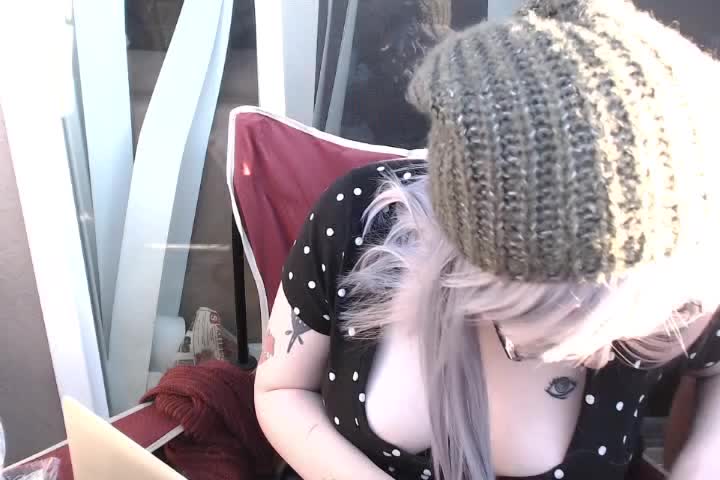 CrystalxKitty - MILF Ass Sniffing Public Flashing